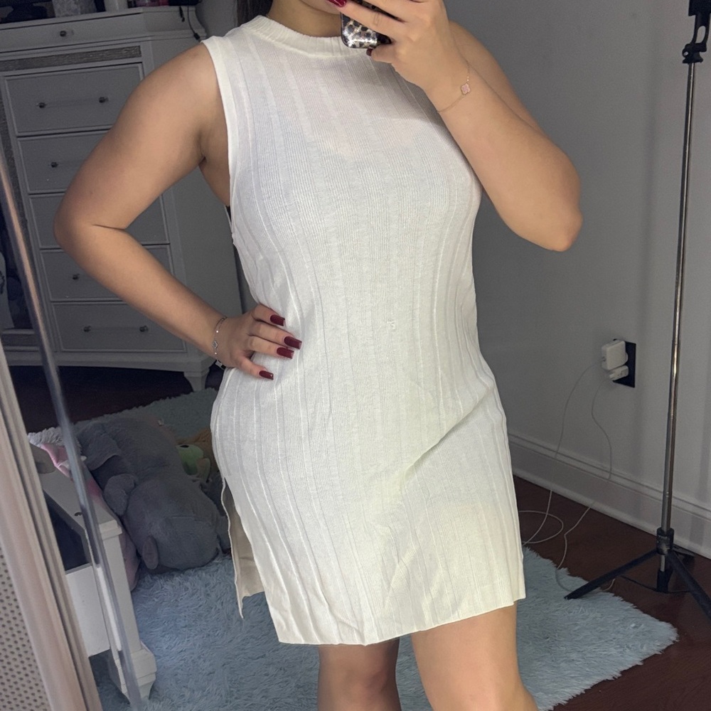 Elegant White Sleeveless Dress